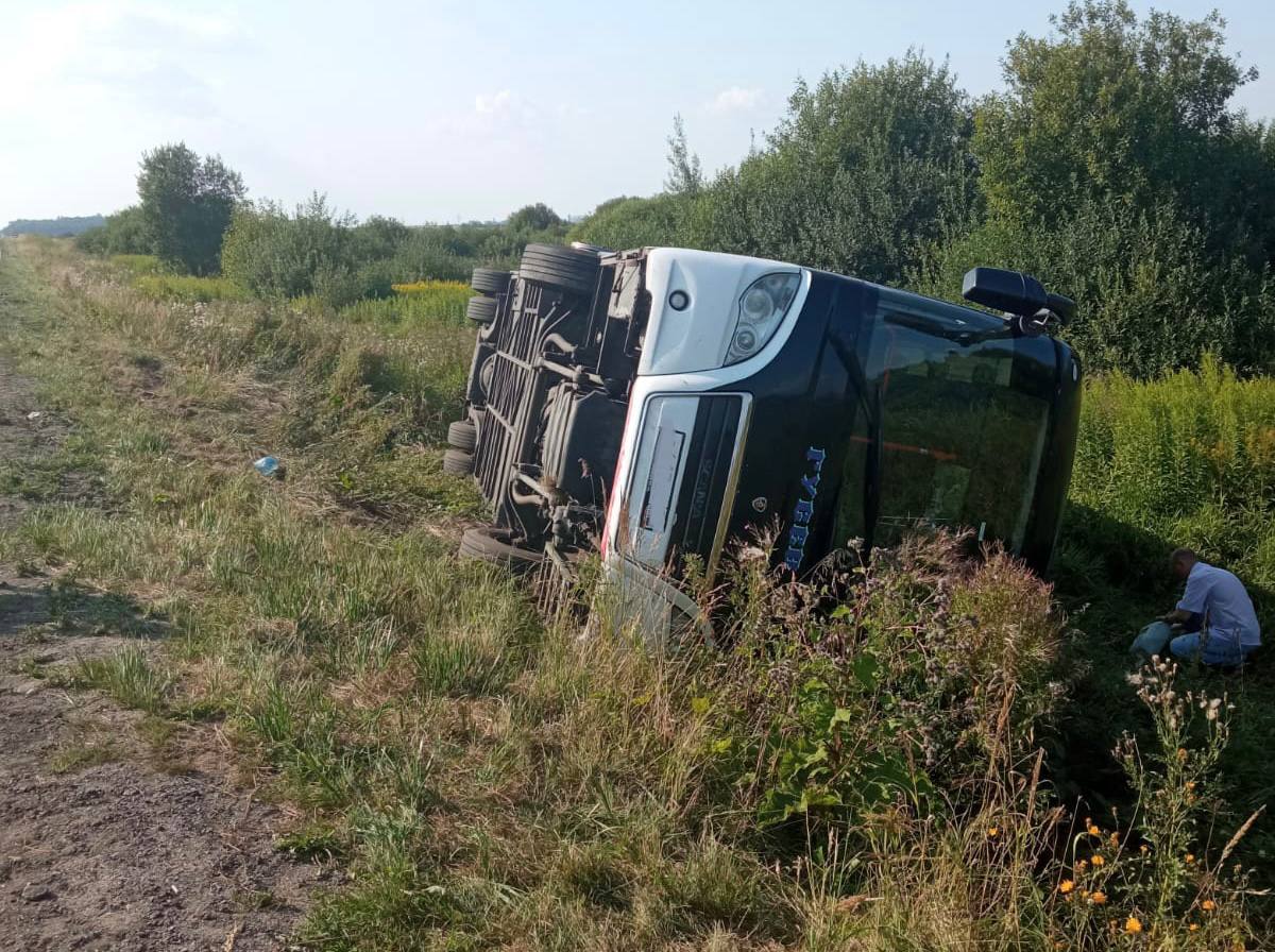 Автобус гвардейск калининград. Рейсовый автобус. Кювет. Автобус Калининград Чернышевское.