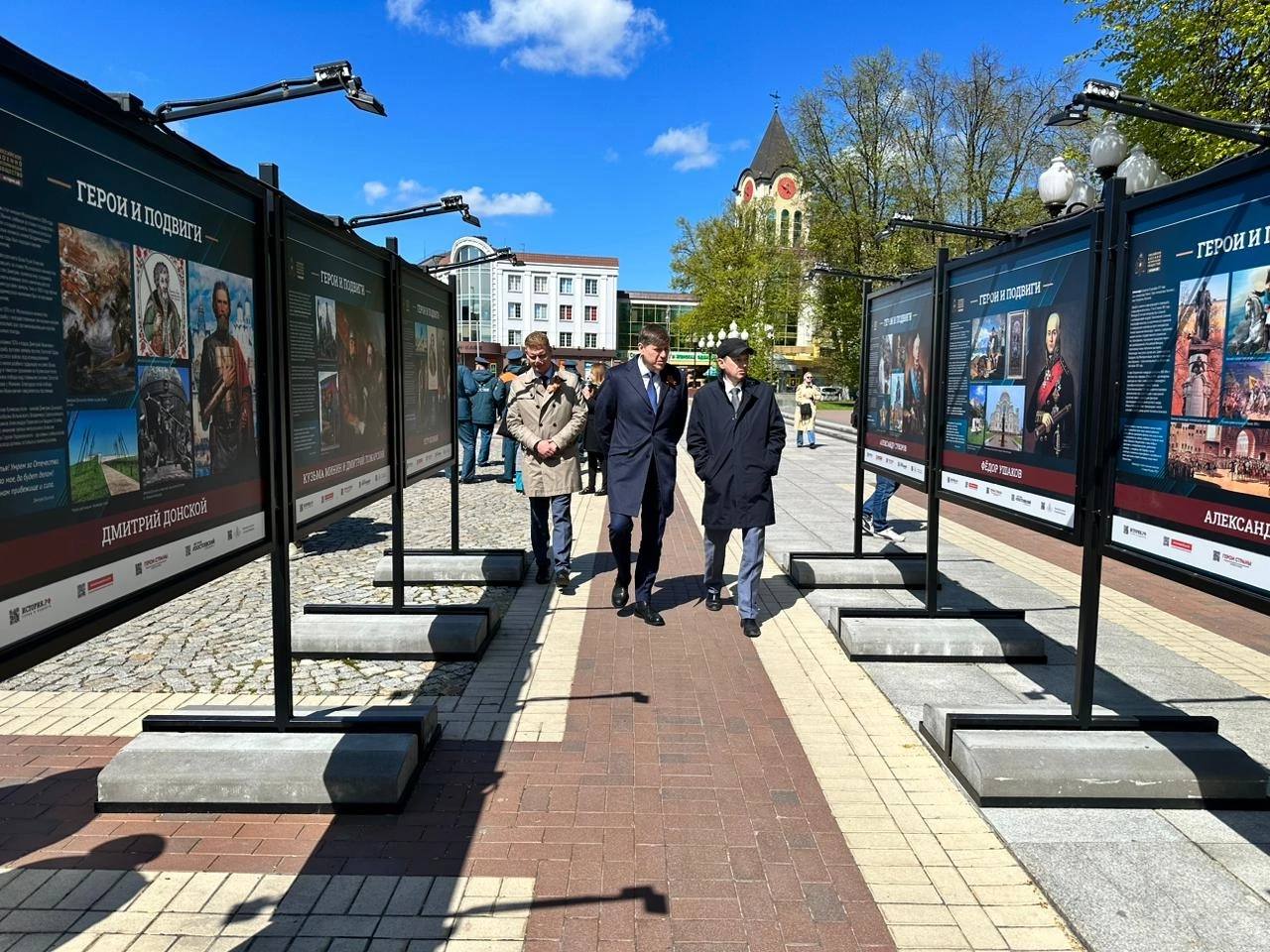 В Калининграде на площади Победы открылась фотовыставка «Герои и подвиги»