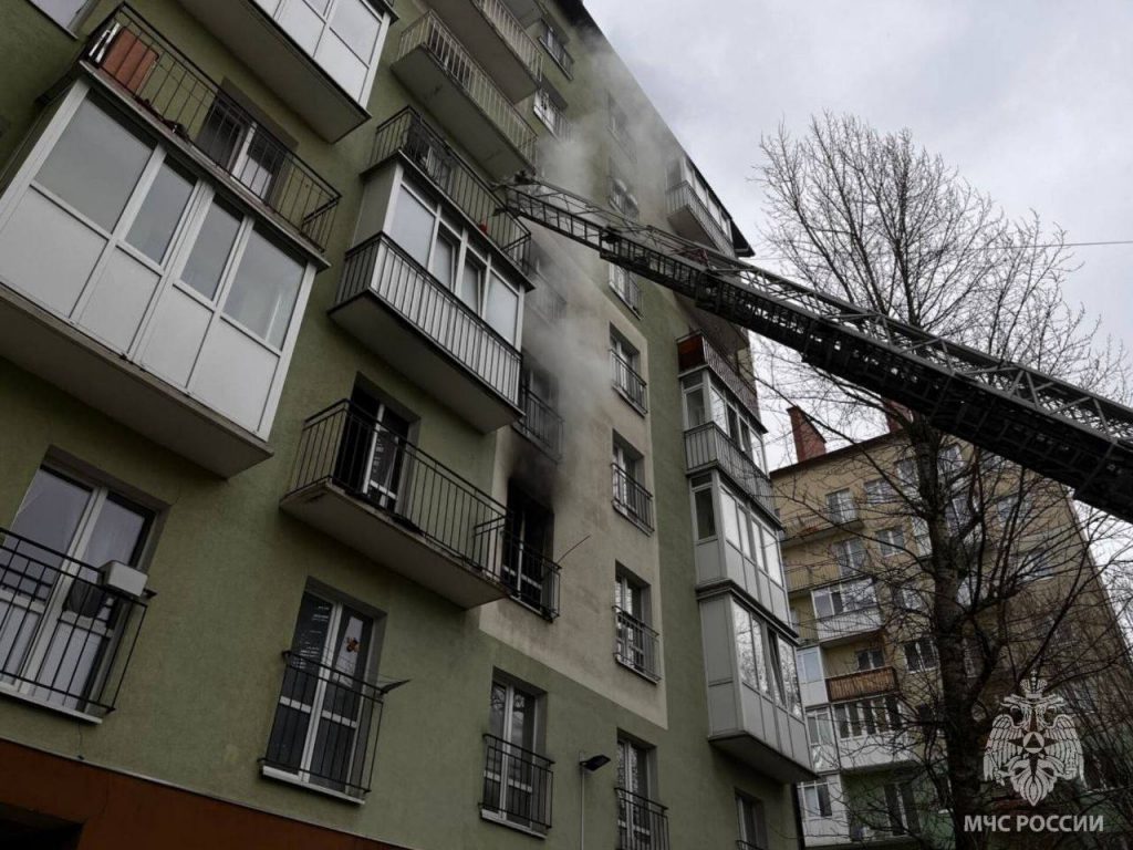 МЧС: Двое детей попали в больницу после сегодняшнего пожара на улице Суворова