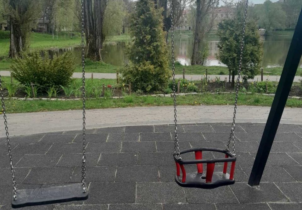 В Южном парке Калининграда установили новые детские качели