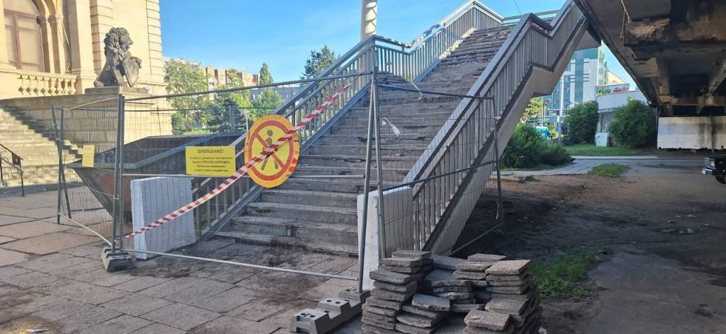 На Ленинском проспекте начали ремонтировать лестничные спуски с моста