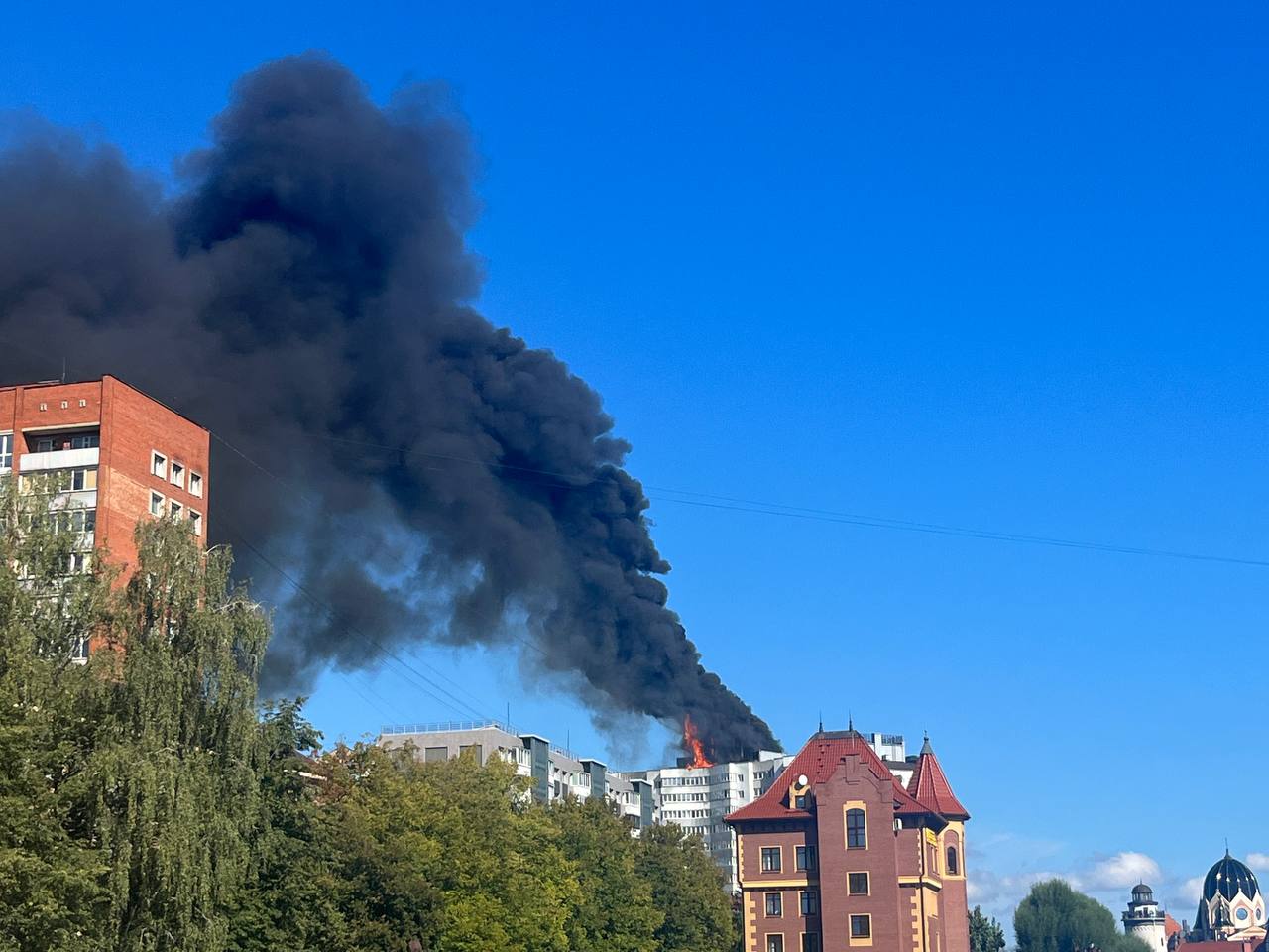 Пожарные тушат крышу 14-этажного дома на Эпроновской