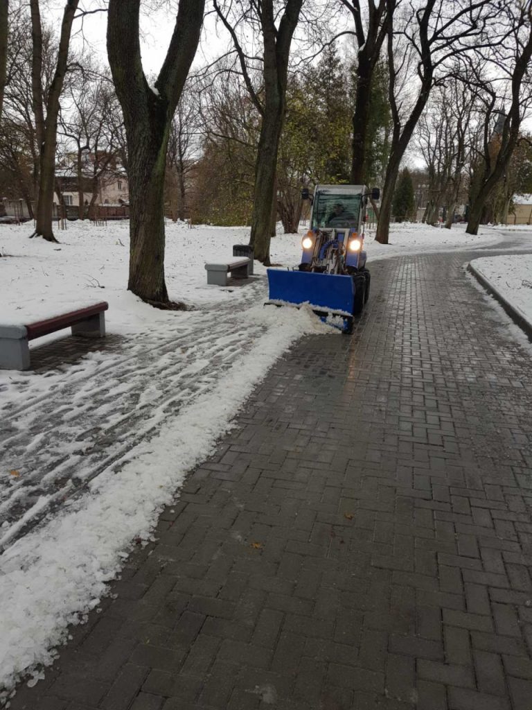 В парках Калининграда очищают пешеходные дорожки от снега и льда