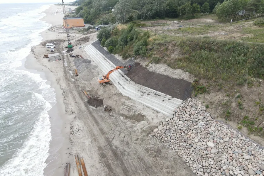 В Янтарном завершают реконструкцию берега