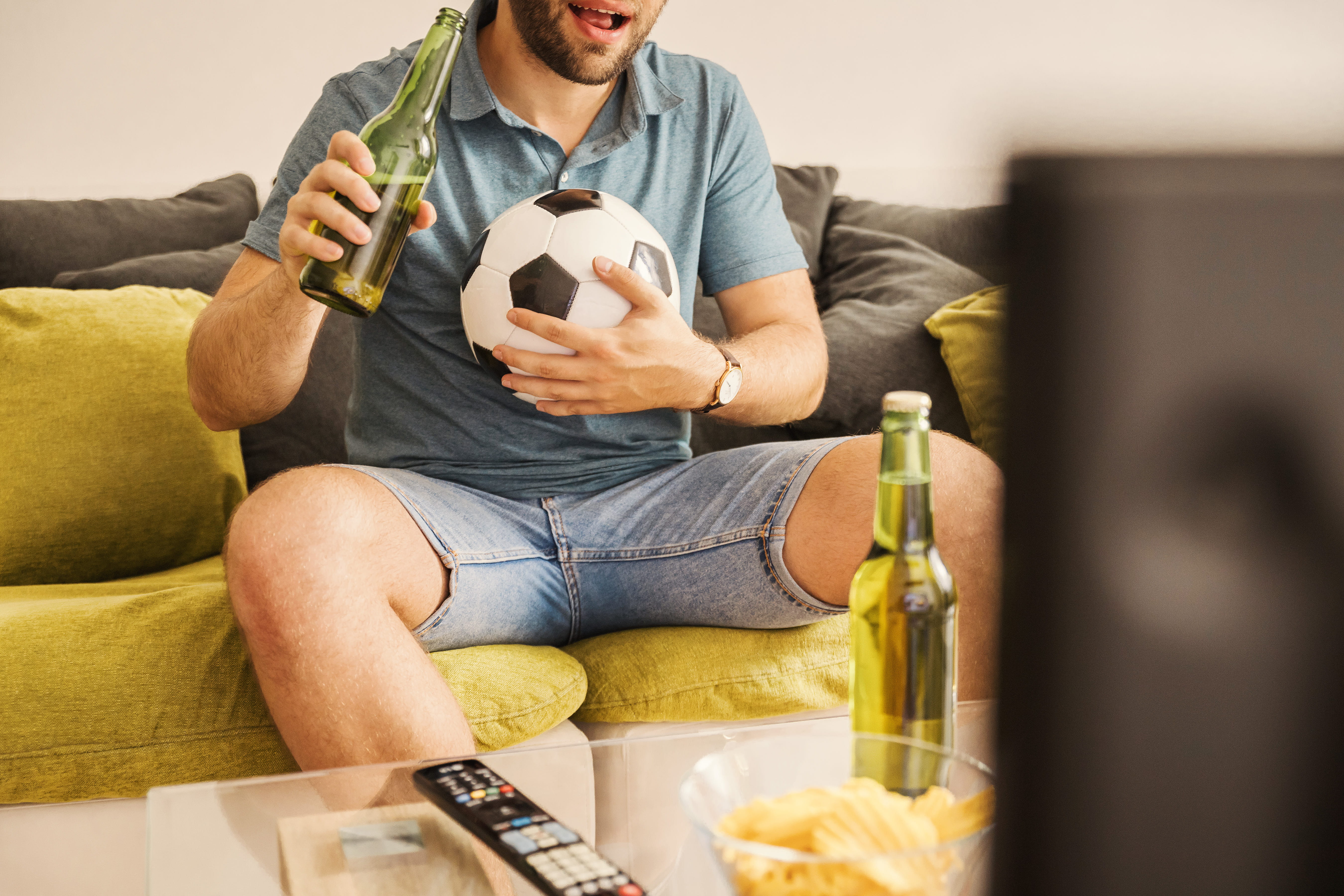 Телевизор сиди дома. Диван пиво телевизор. С пивом на диване. Мужик на диване с пивом. Парень с пивом на диване.