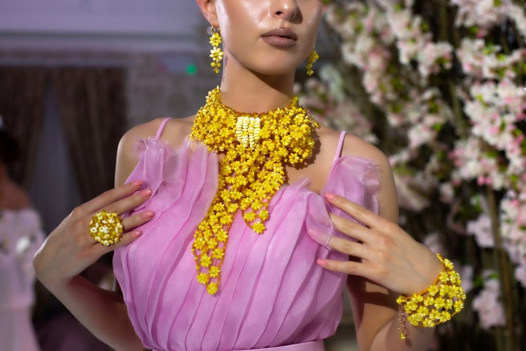 Калининградские дизайнеры представили еще 12 образов «янтарной» одежды