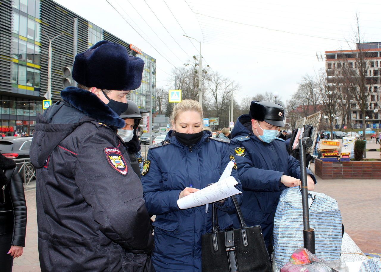 Забрать последнее. Полицейские приставы. Приставы рейд 08_2015. Судебные приставы центрального района Калининград. Фото сотрудников полиции.