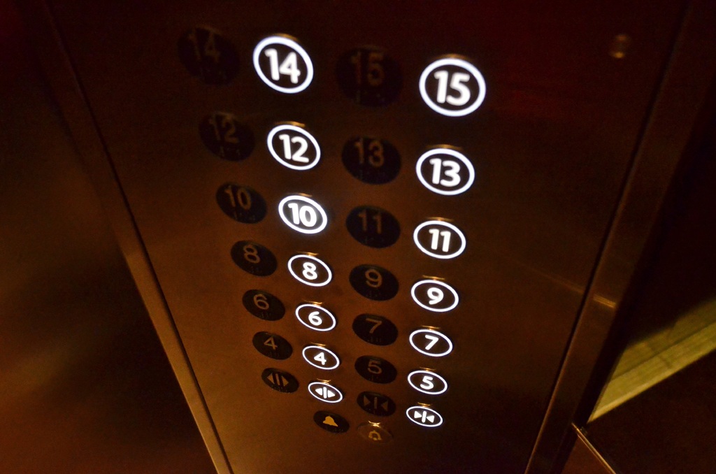 Фонд капремонта планирует заменить более 100 лифтов в хрущевках в этом году