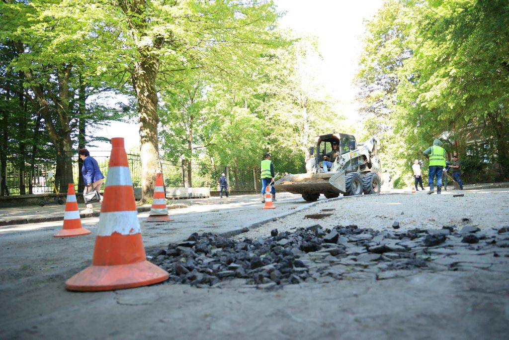 Дятлова недовольна ходом работ по заключению контрактов на ремонт тротуаров