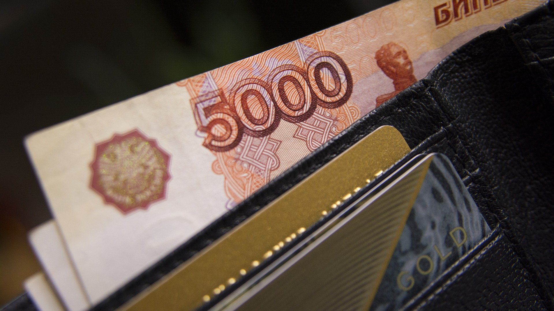 Калининградцы стали чаще хранить сбережения в рублях