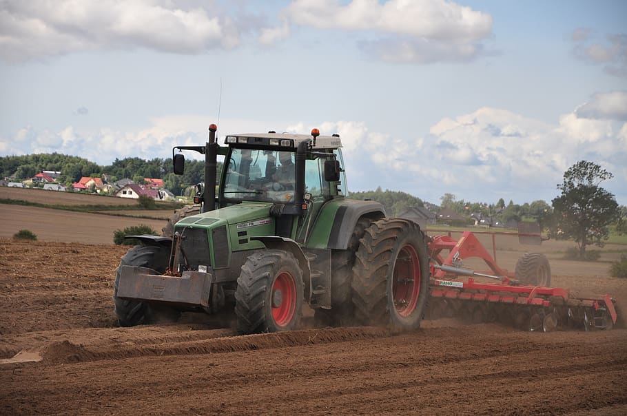 Калининградские агрофирмы готовы платить трактористам до 120 тысяч рублей