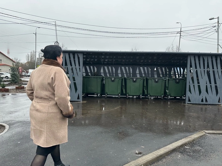 В Калининграде на улице Нарвской установили новые мусорные контейнеры