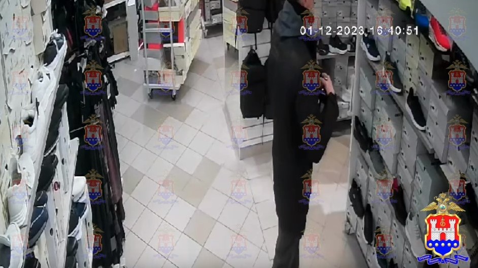 Житель Калининградской области подозревается в краже кроссовок из магазина