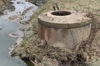 Жители поселка Вишневое пожаловались на неисправную канализацию