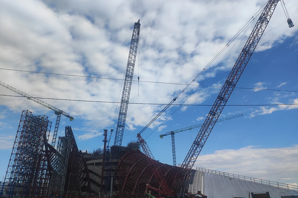 В Калининград из Оренбурга привезли кран для строительства Большого театра