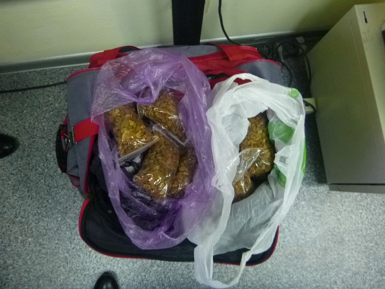 У пассажирки поезда «Калининград – Санкт-Петербург» изъяли более 2 кг янтаря