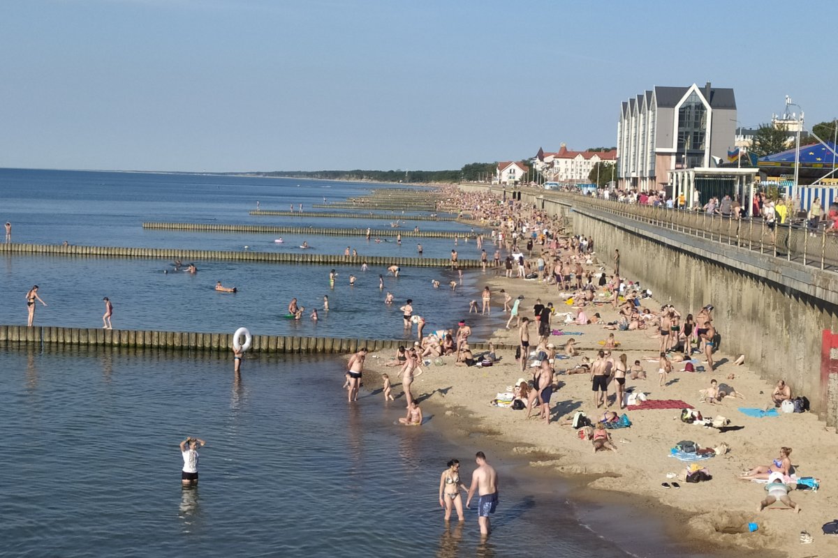 Погода в калининграде летом. Море в Зеленоградске Калининградской области. Светлогорск пляж в августе. Зеленоградск в августе. Пляжи Зеленоградска в августе.