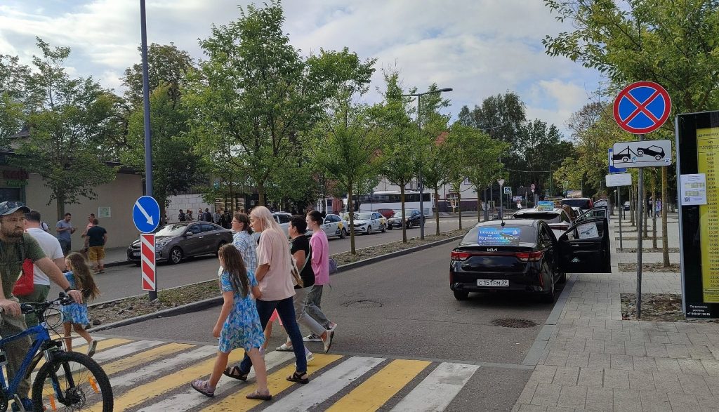 В Зеленоградске около вокзала уложат плитку в форме сот